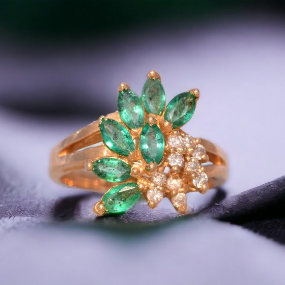 Vintage Emerald and Natural Diamond Cocktail Ring in Yellow Gold - Picture 11 of 11